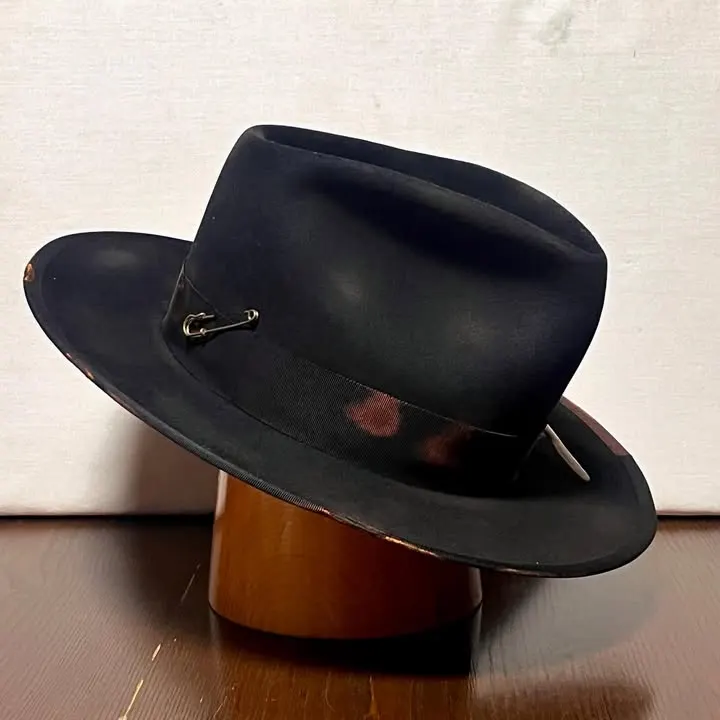 エイジング加工をした黒いフェルトのハット。鳶の羽根つき（2枚目）