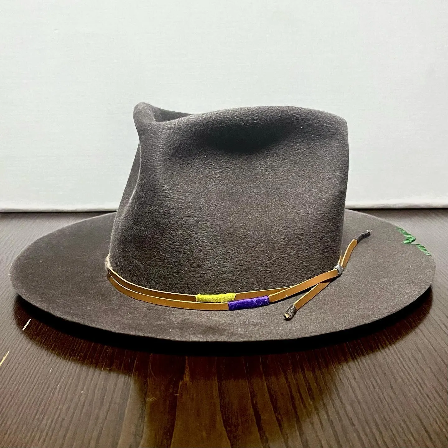グレーのフェルトに紐のバンドのハット Monkey ROPE（2枚目）