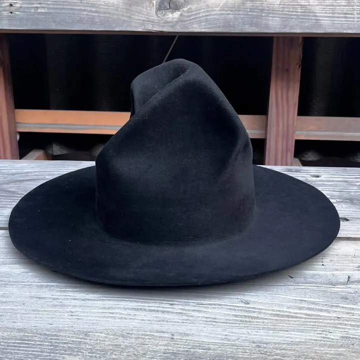 黒いビーバーフェルトの、高さのあるハット（3枚目）