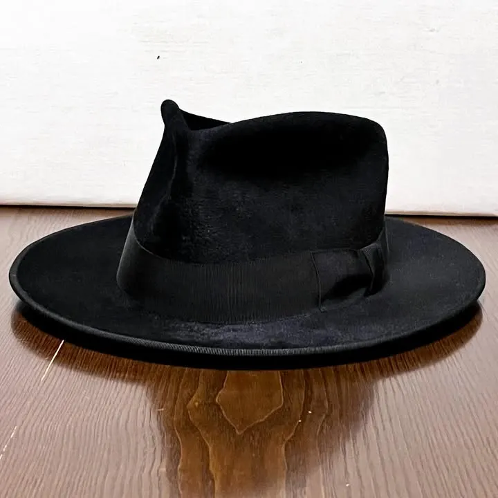 黒いスーパーベロアのハット。木の台に載せて（4枚目）